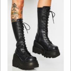 Demonia Wicked Twist Shaker Boots